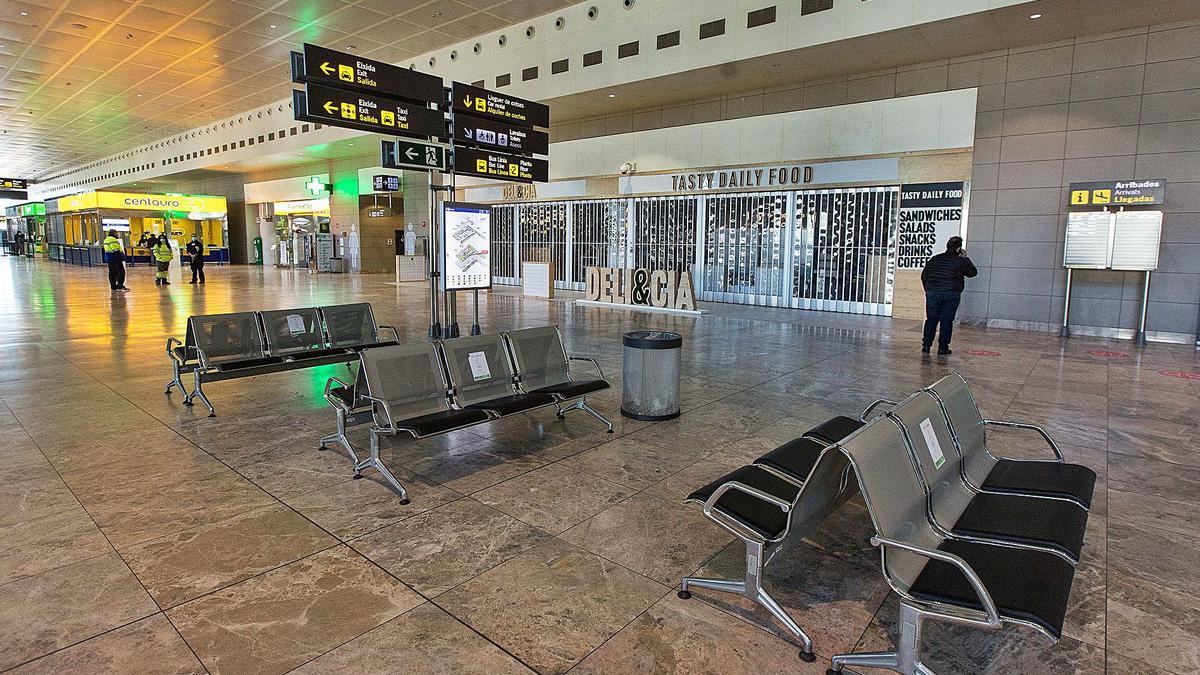 La mayor parte de los locales comerciales del aeropuerto de Alicante-Elche están cerrados por la crisis turística.