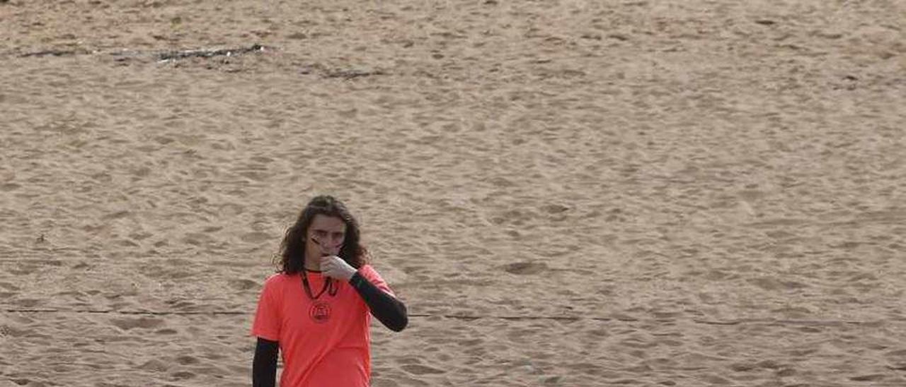 Varios alumnos de Luanco, ayer, jugando al rugby en la playa.