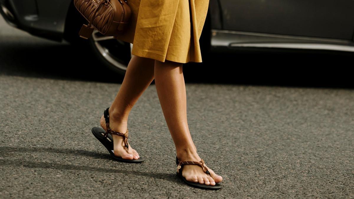 En el ‘street style’ también triunfan las sandalias planas.