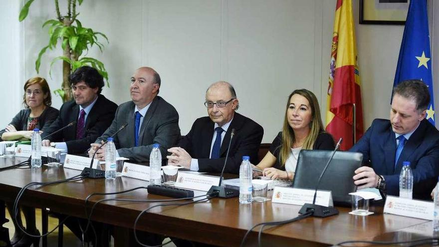 Montoro (en el centro), ayer, en la reunión de la Mesa General de Negociación de las Administraciones Públicas.