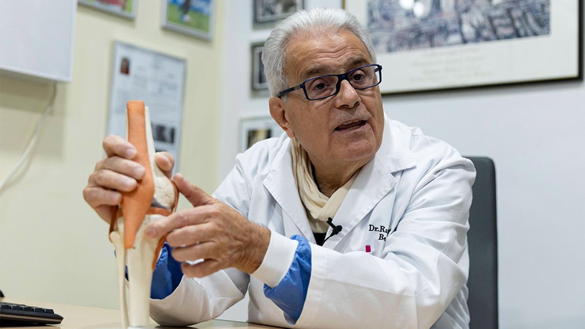 El doctor Ramón Cugat explica cómo se rompió Gavi los ligamentos y el menisco de la rodilla