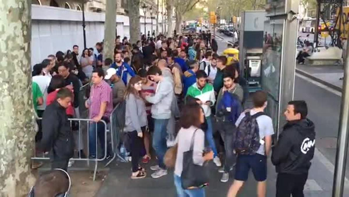 Cues davant la botiga d’Apple al passeig de Gràcia de Barcelona.