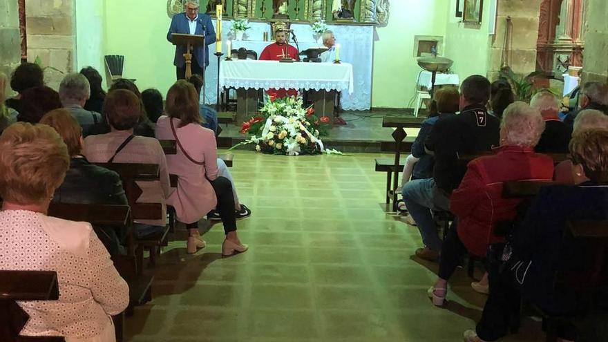 Laureano García, presidente de la asociación, realiza una de las lecturas de la misa.