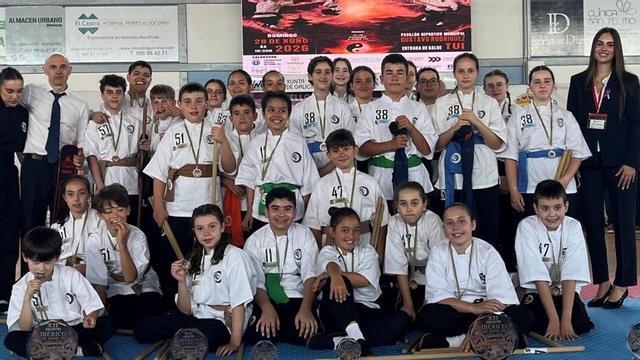 Equipo de la Asociación Deportiva Kung-fu Zen en el Ibérico disputado en la ciudad de Tui.