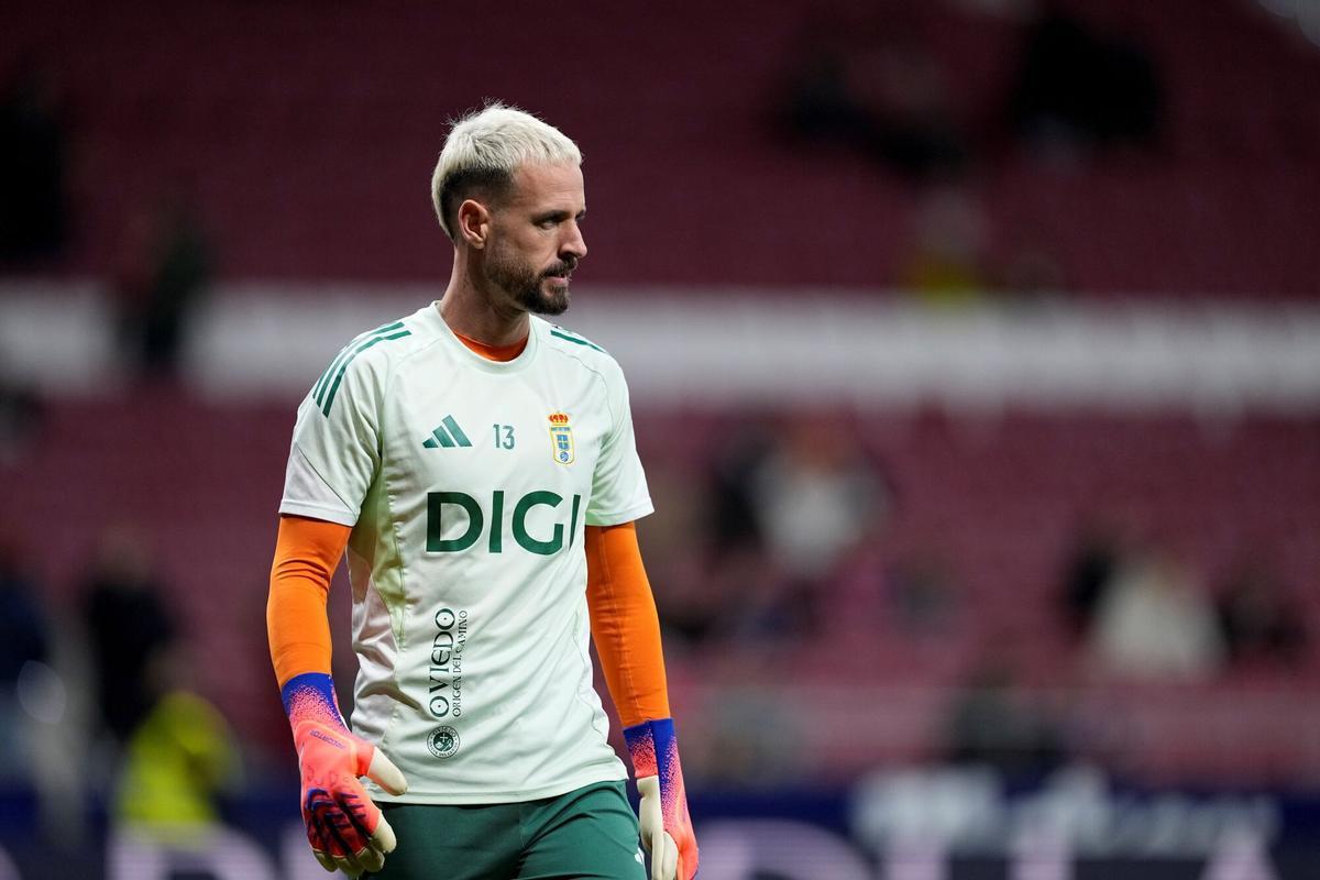 Aaron Escandell of Real Oviedo warms up during the Spanish League, LaLiga EA Sports, football match played between Atletico de Madrid and Real Oviedo at Riyadh Air Metropolitano stadium on November 29, 2025, in Madrid, Spain. AFP7 29/11/2025 ONLY FOR USE IN SPAIN. Oscar J. Barroso / AFP7 / Europa Press;2025;SOCCER;SPAIN;SPORT;ZSOCCER;ZSPORT;Atletico de Madrid v Real Oviedo - LaLiga EA Sports