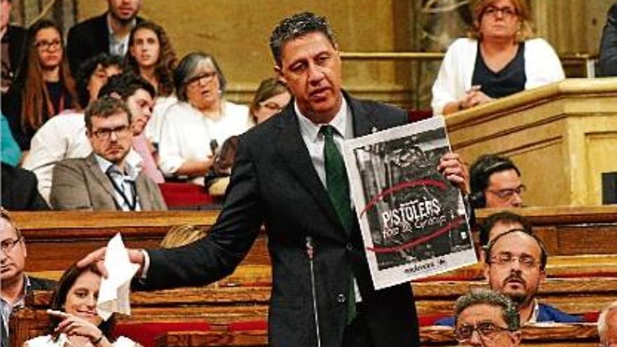 El líder del PPC al Parlament, Xavier García Albiol, mostrant el cartell a Puigdemont.