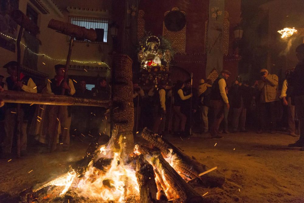 Fuego y villancicos acompañaron el camino de la Divina Pastora desde la ermita de la Veracruz