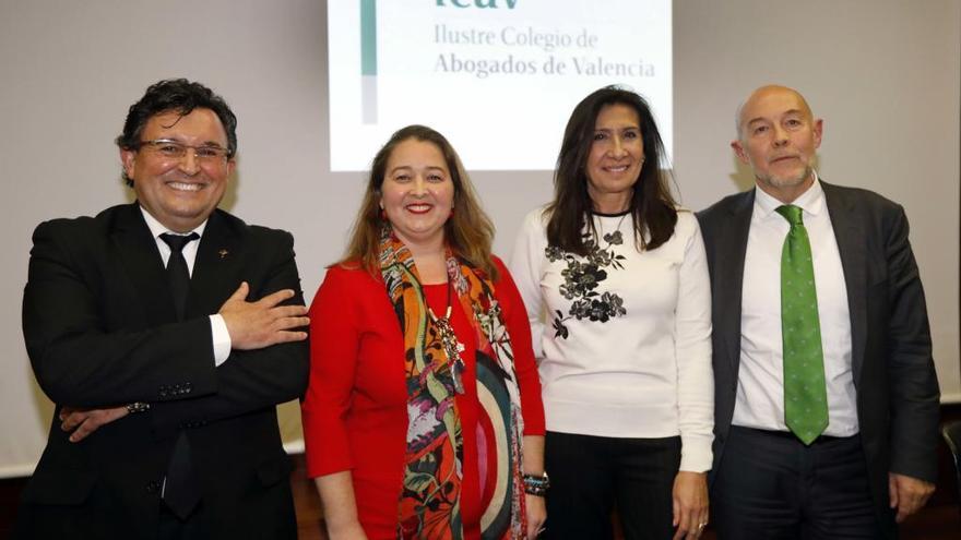 Los candidatos a decano, ayer momentos antes del debate en el ICAV.