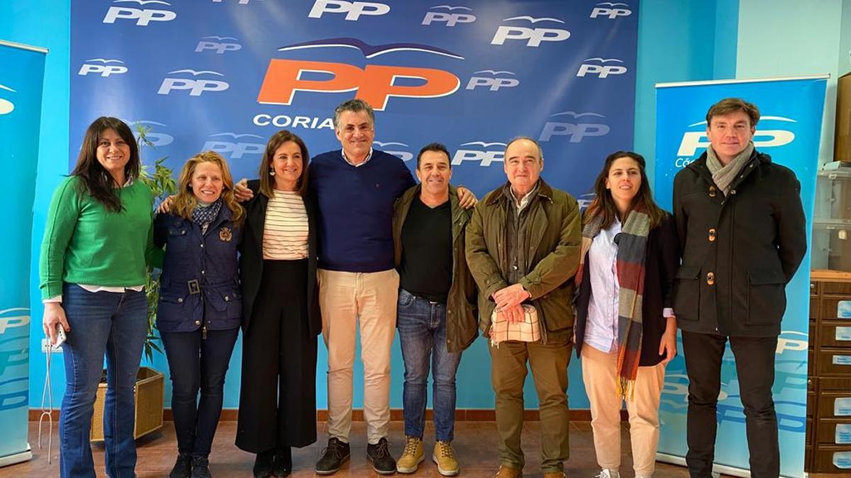 José Manuel García, junto a ediles y afiliados, esta mañana.