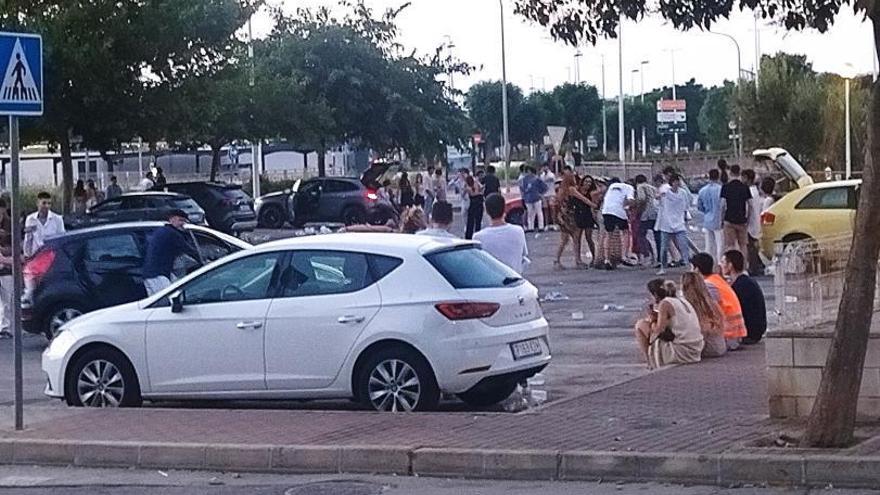 Fiesta y botellón al amanecer en el aparcamiento de una discoteca