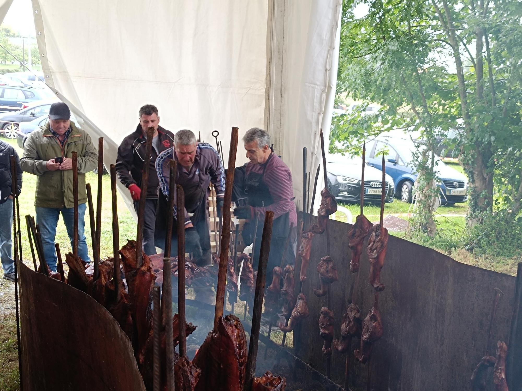 Compartiendo mesa y mantel en las fiestas de Meres, en Siero