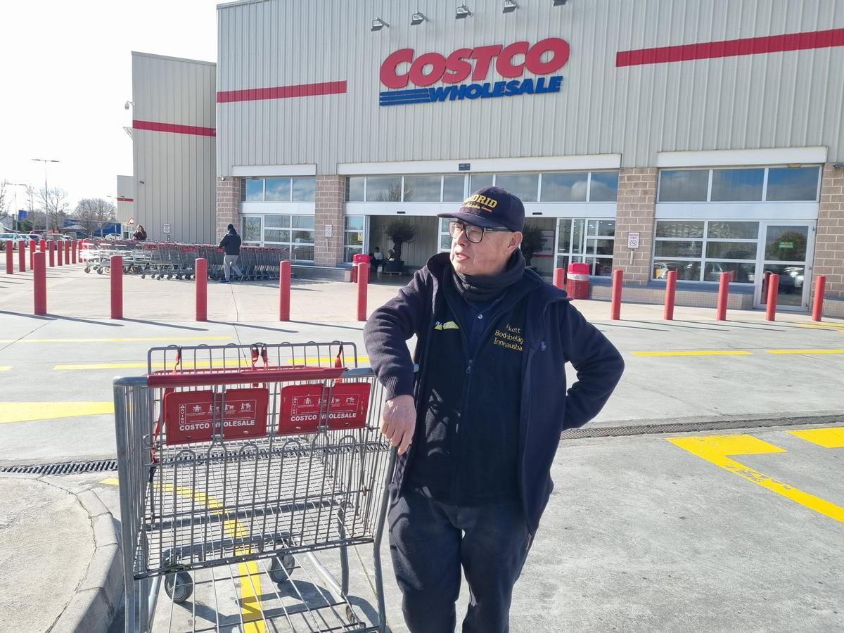 Simón Tee, delante del Costco de Getafe