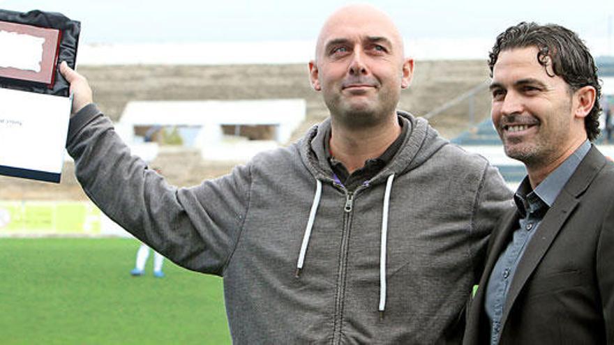 El Atlético Baleares distinguió ayer a Toni Ordinas antes del derbi ante el Binissalem.