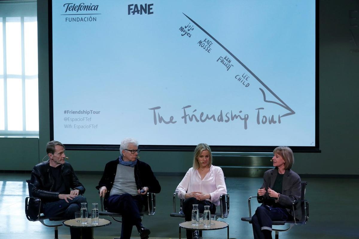 GRAF1654. MADRID, 19/11/2019.- Los autores británicos Lee Child (i), Ken Follet (2i), Jojo Moyes (2d) y Kate Mosse comparecen en rueda de prensa dentro de la gira The Friendship Tour para apoyar la causa europeísta y en contra del ’brexit’, este martes en Madrid. EFE/Zipi