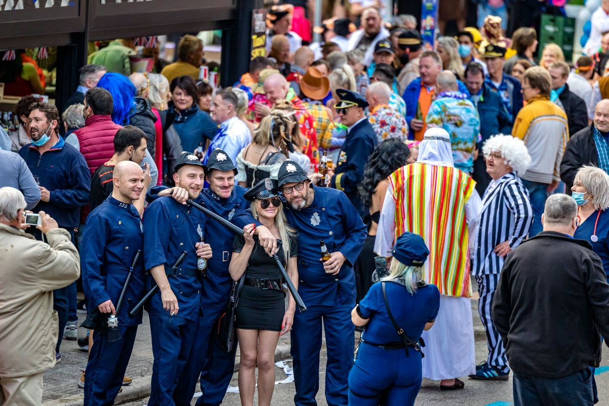 Los británicos desafían a la lluvia y celebran su "Fancy Dress Party" en Benidorm