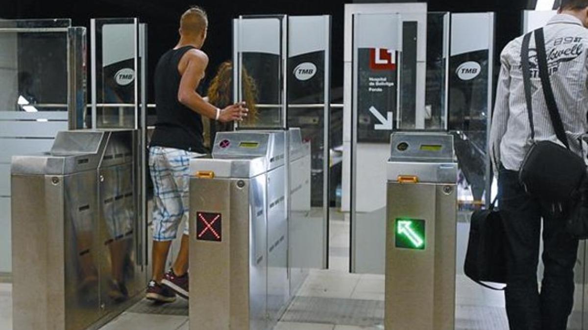 Un hombre cruza sin validar su billete un punto de entrada del metro de Barcelona equipado con las nuevas puertas automáticas, ayer.