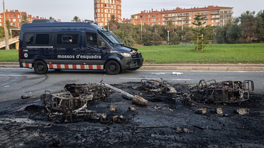 Botellón en playa del Bogatell se salda con detenidos, heridos y actos vandálicos