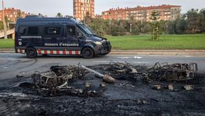 Botellón en playa del Bogatell se salda con detenidos, heridos y actos vandálicos