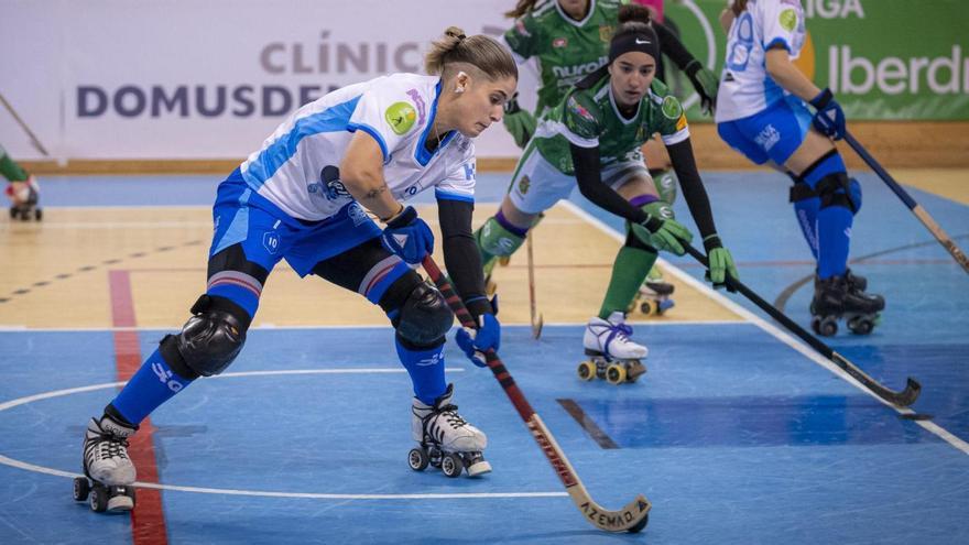La asturiana Rebe González, con la bola durante un partido del HC Coruña.