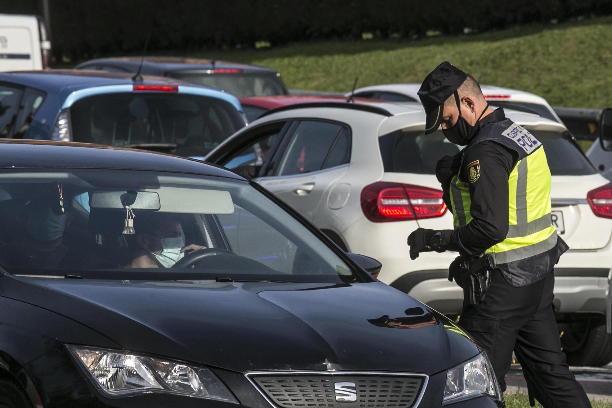 Control de la Policía Nacional en la entrada de Oviedo