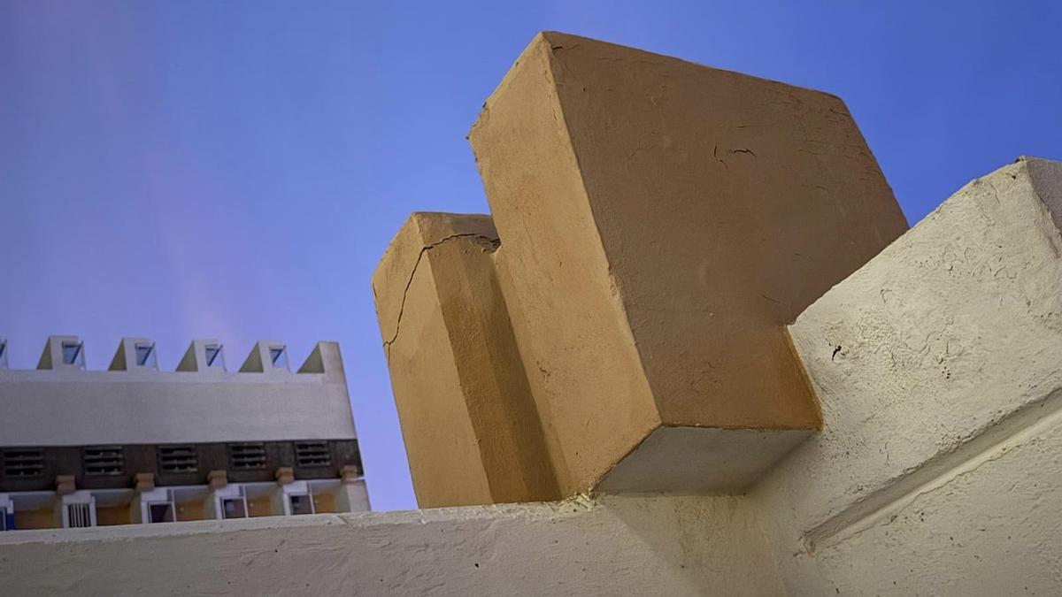 Accidents balcón La Manga | Alarma por el mal estado de otras cornisas del hotel de La Manga en el que cayó un balcón sobre un huésped