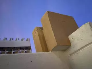 Alarma por el mal estado de otras cornisas del hotel de La Manga en el que cayó un balcón sobre un huésped