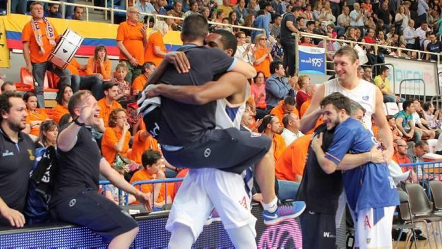 Varios jugadores del UCAM, celebrando el triunfo en Fuenlabrada.