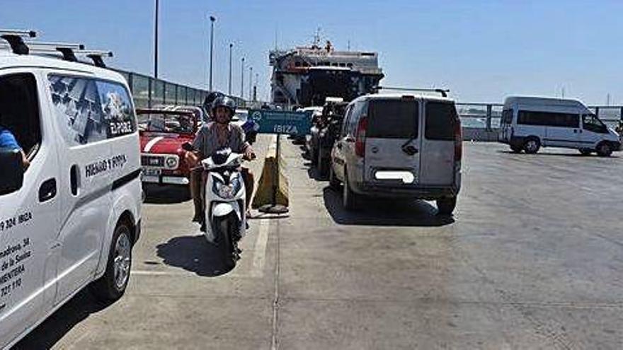 Vehículos desembarcando y esperando el embarque ayer en el puerto de la Savina.