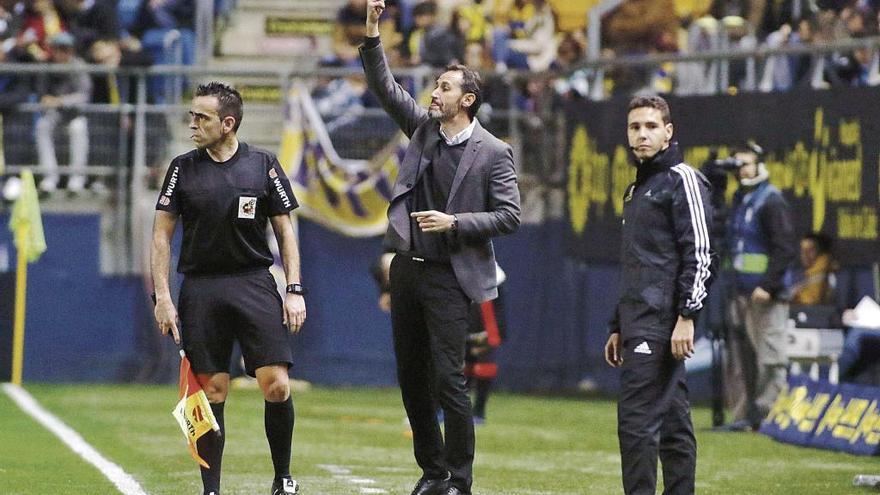 Vicente Moreno da instrucciones a sus jugadores desde la banda.