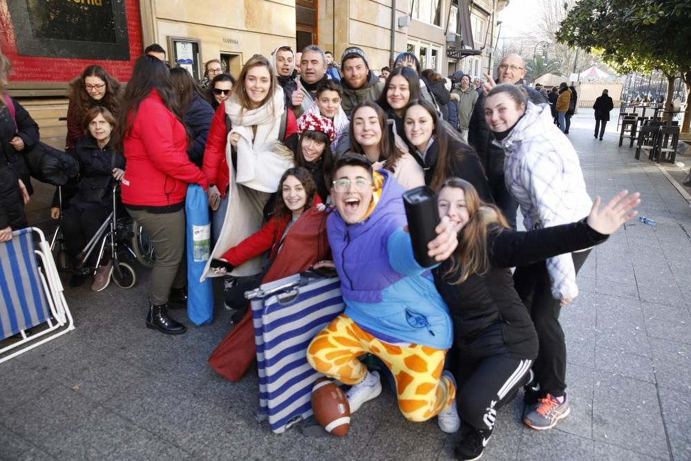 Colas en el Antroxu gijonés a las puertas del Jovellanos.