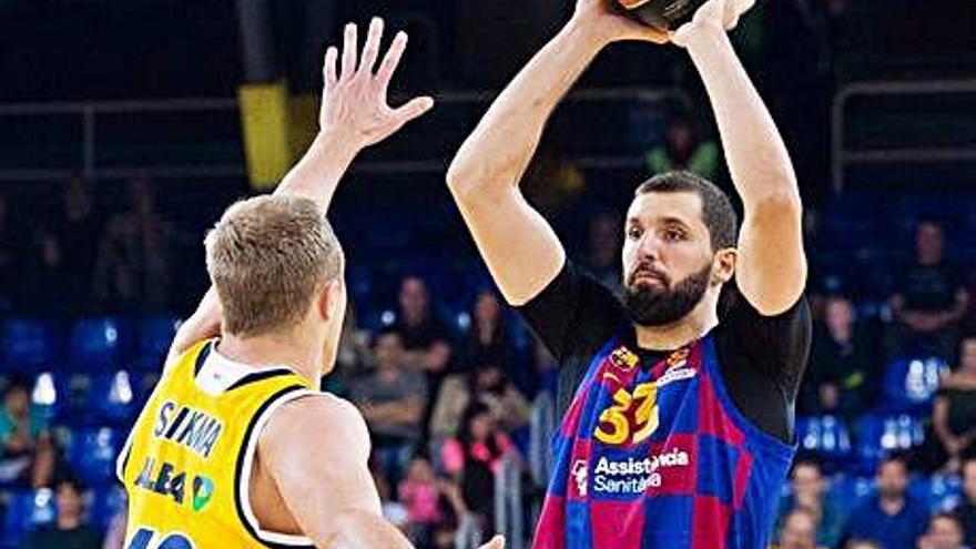 Nikola Mirotic busca un company davant de Luke Sikma