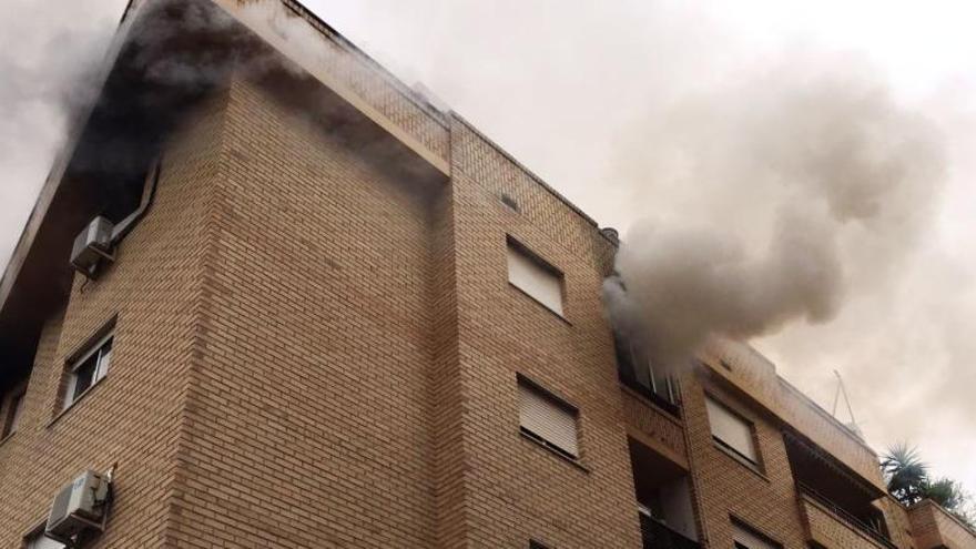 El humo saliendo por las ventanas de la vivienda afectada