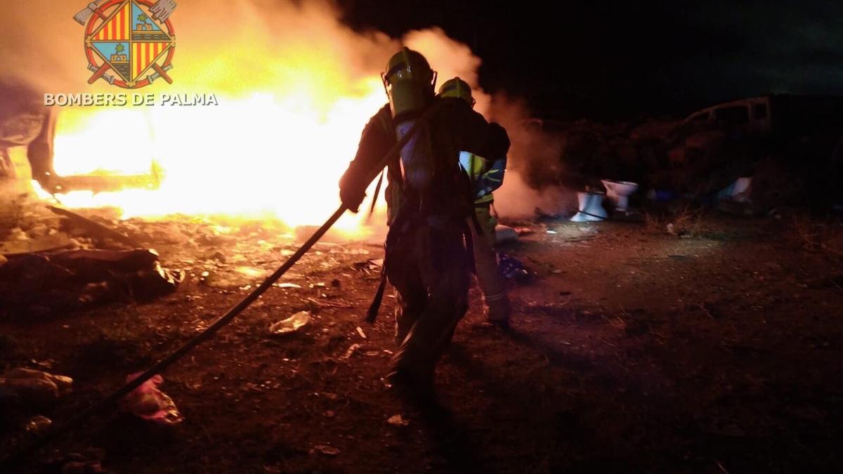 Los bomberos, durante los trabajos de extinción del incendio.