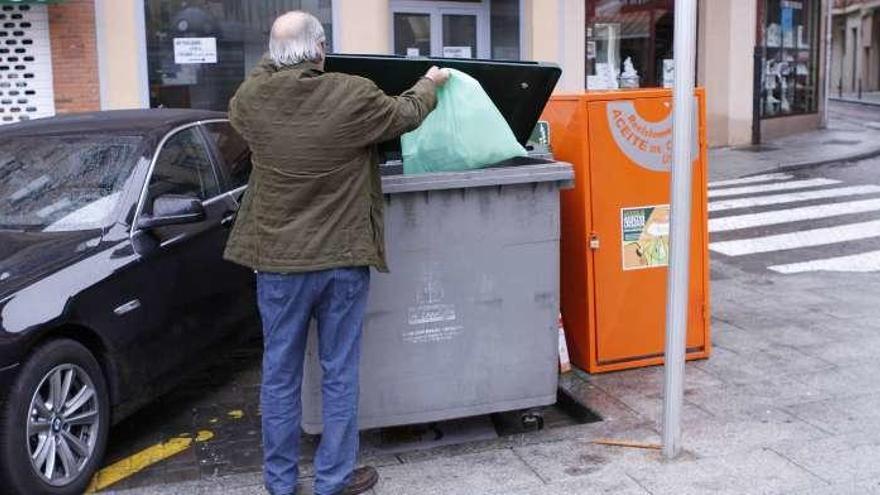 Un ciudadano deposita la basura en un contenedor de la capital. Foto L. O. Z.