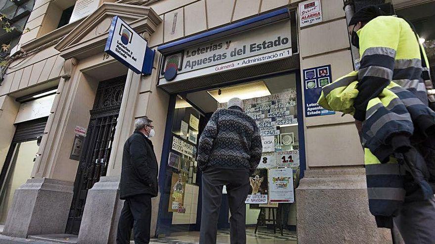 Cua davant d&#039;una administració de loteria, en una imatge d&#039;arxiu