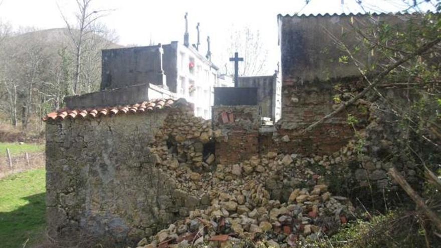 El muro desplomado del cementerio de Miyares, ayer.