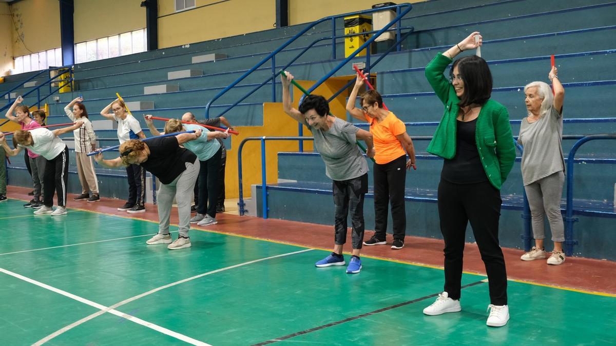 La alcaldesa de Las Palmas de Gran Canaria, Carolina Darias, participó activamente en uno de los talleres de gimnasia celebrados este miércoles.