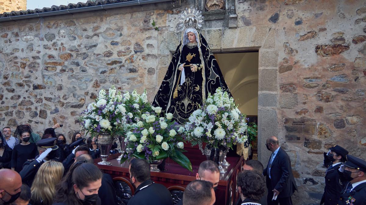 Salida de la Virgen de la Soledad, este Viernes Santo.