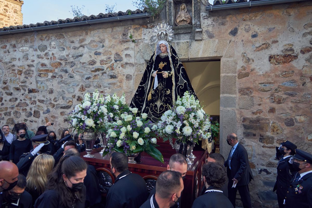 Salida de la Virgen de la Soledad, este Viernes Santo.