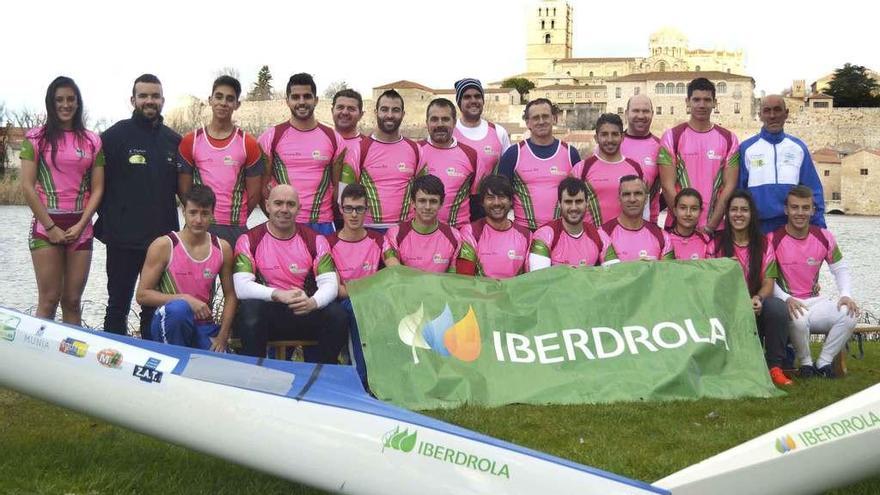 Los palistas de la ADZ Iberdrola, posando frente a la Catedral de Zamora.