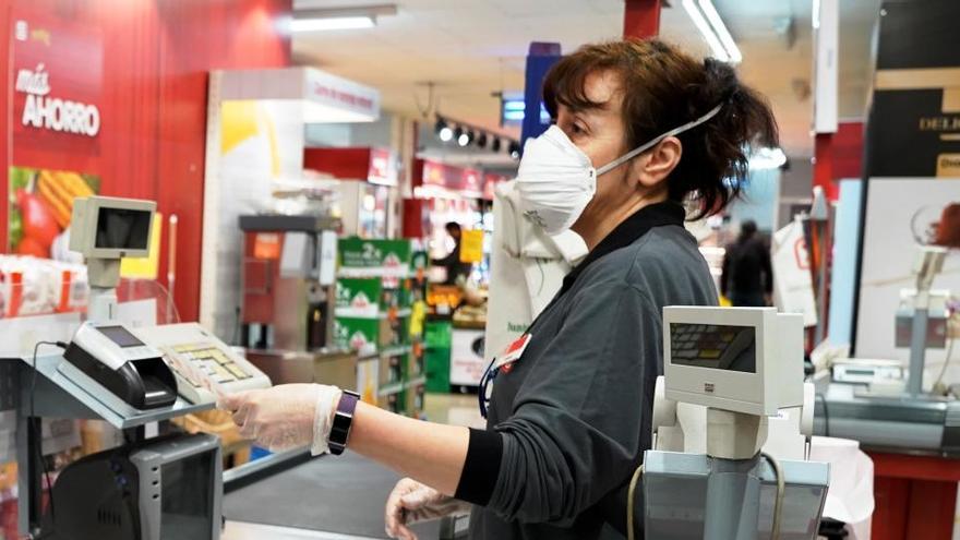 En algunos supermercados se han instalado mamparas.