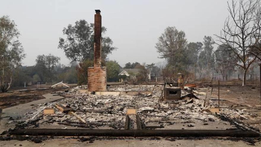 Vista de les restes d&#039;un habitatge destruït per un dels incendis