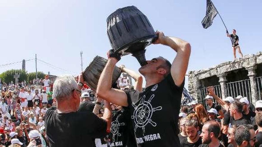 Una de las bandas marineras realiza la jura en el Trega. // Ricardo Grobas