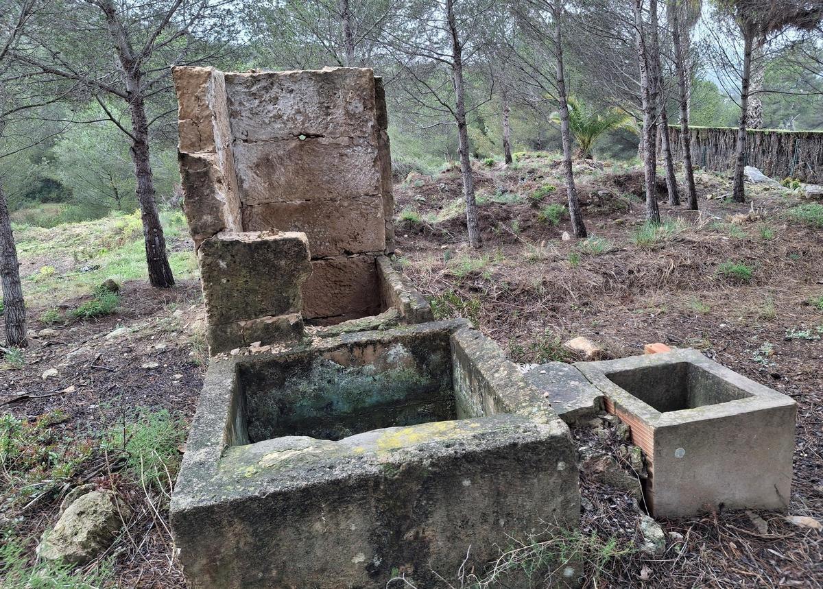 El pozo de tosca que ha salido a la luz al desbrozar un terreno