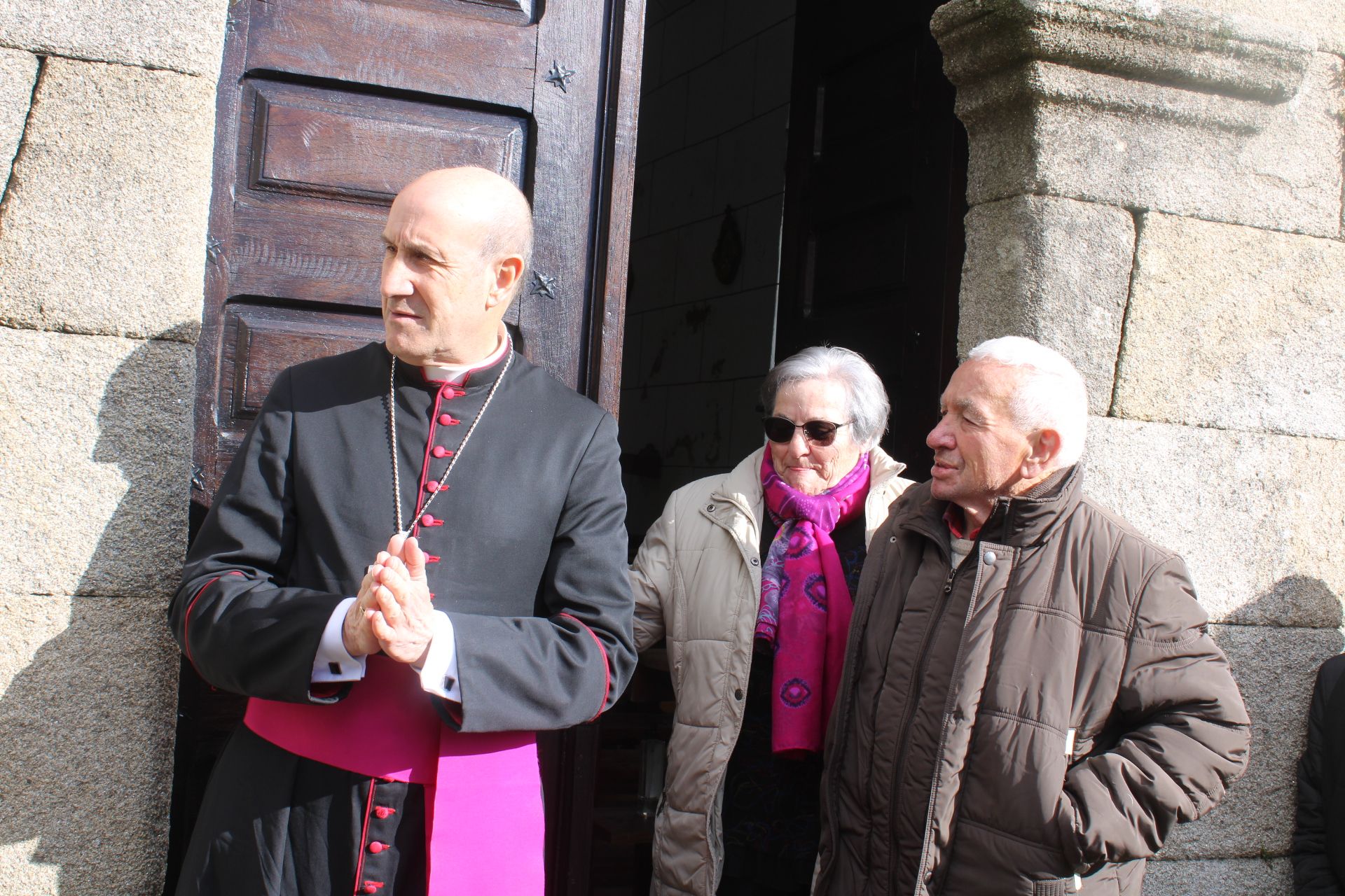 GALERÍA | El obispo visita Villanueva de la Sierra y As Hedradas