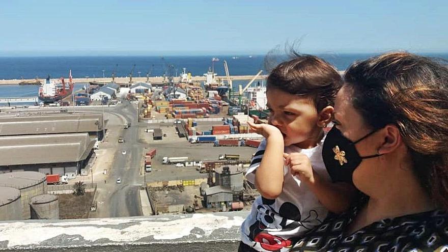 Amanda Cascales, con su hijo en la fachada marítima de la ciudad vecina del norte de África.