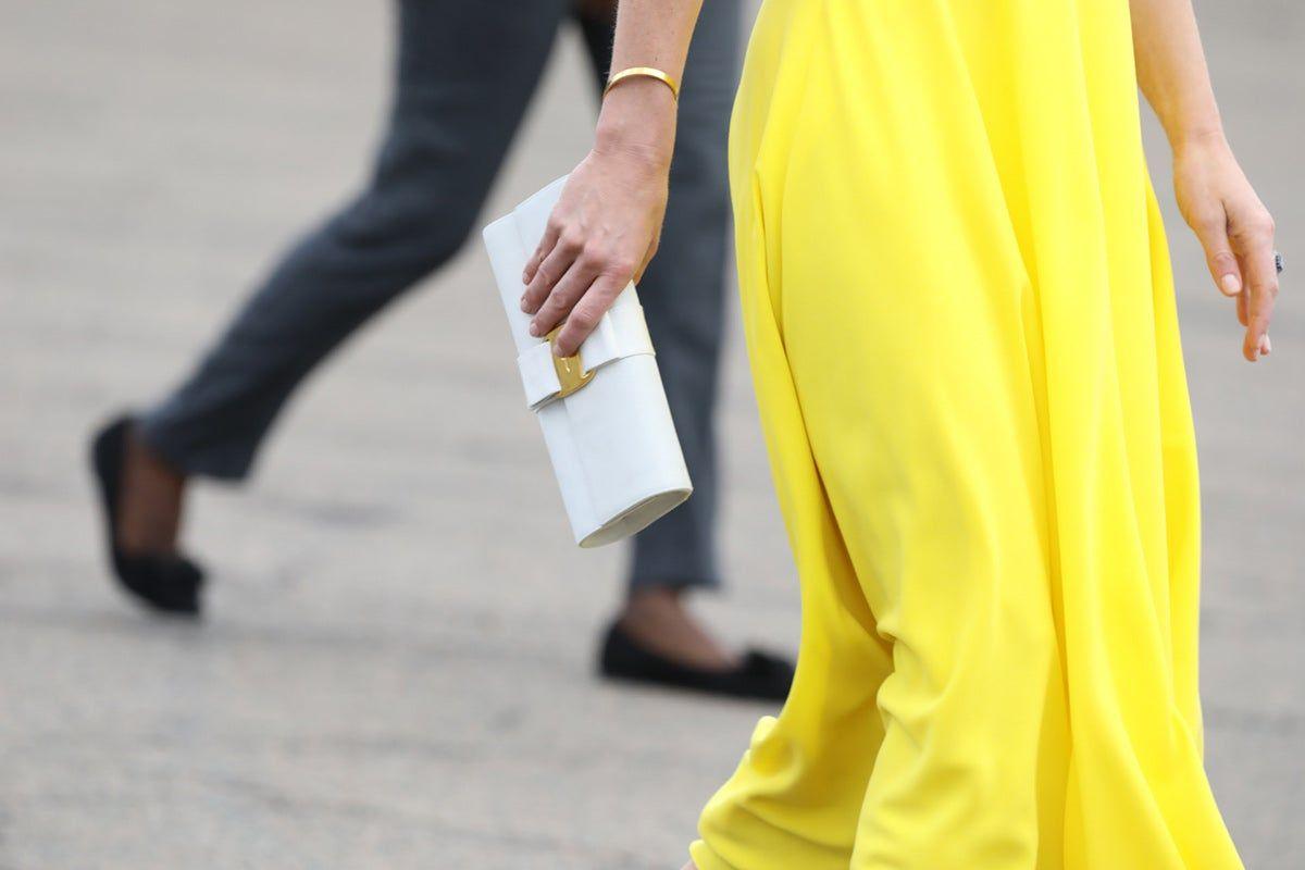 Kate Middleton con clutch blanco de Salvatore Ferragamo en Jamaica