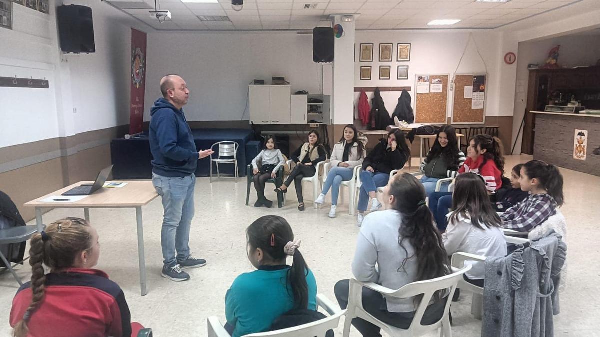 El mantenedor se entrevista con las falleras mayores infantiles.