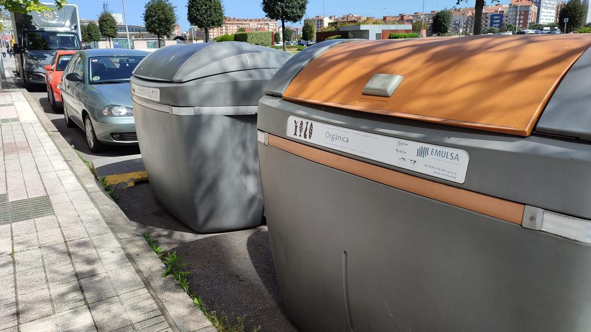 Un contenedor de orgánica, en primer término, junto a otro de fracción resto.
