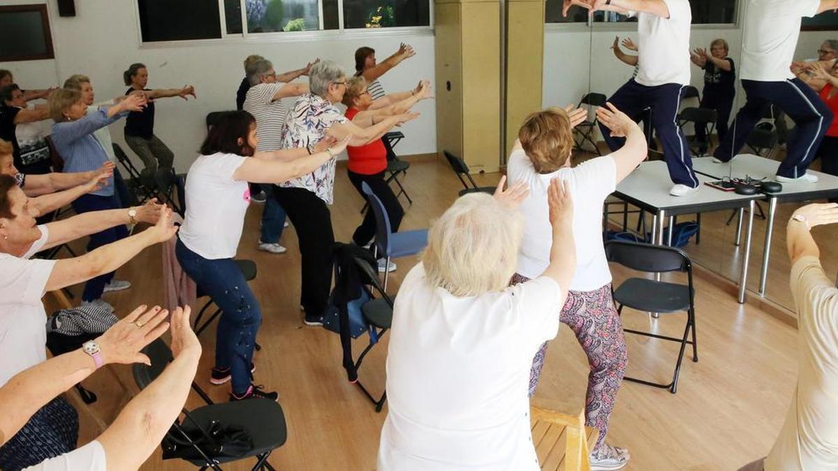 Una clase de taichí para enfermos y familiares de párkinson, en Vigo.